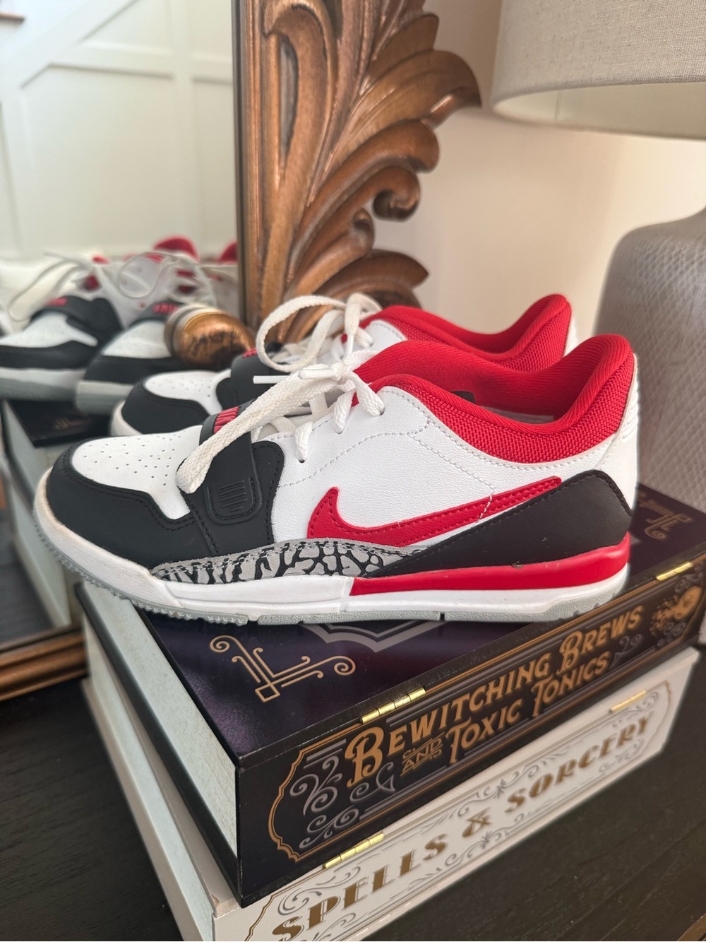 Jordan Kids Low-Top Sneakers in White/Red/Black